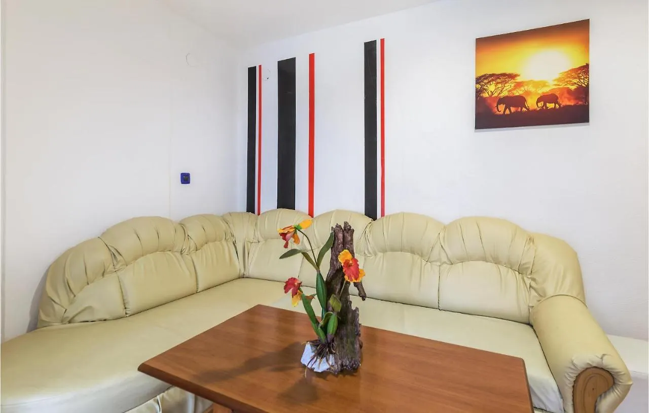 Nice Apartment In Pula With Kitchen Croazia