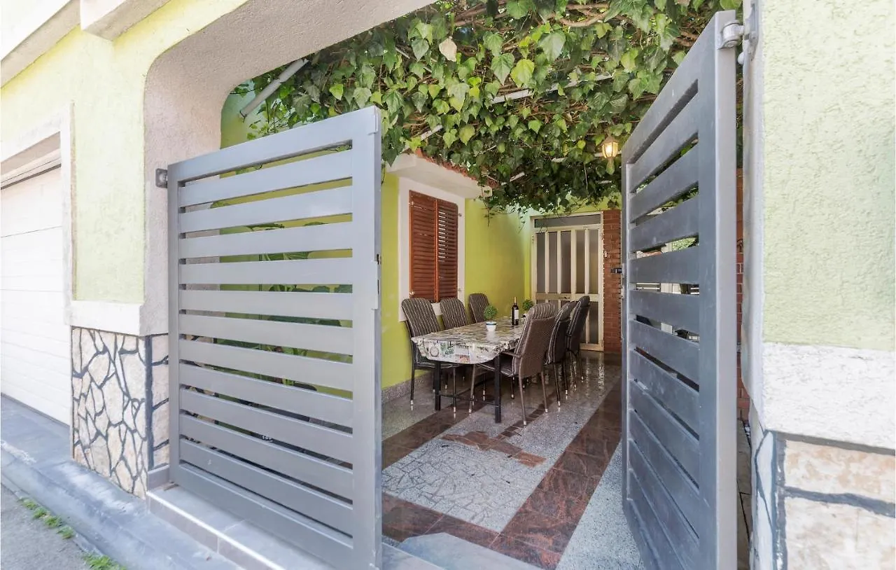 Nice Apartment In Pula With Kitchen Croazia